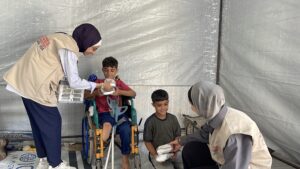 Distributing Hot Meals in Gaza